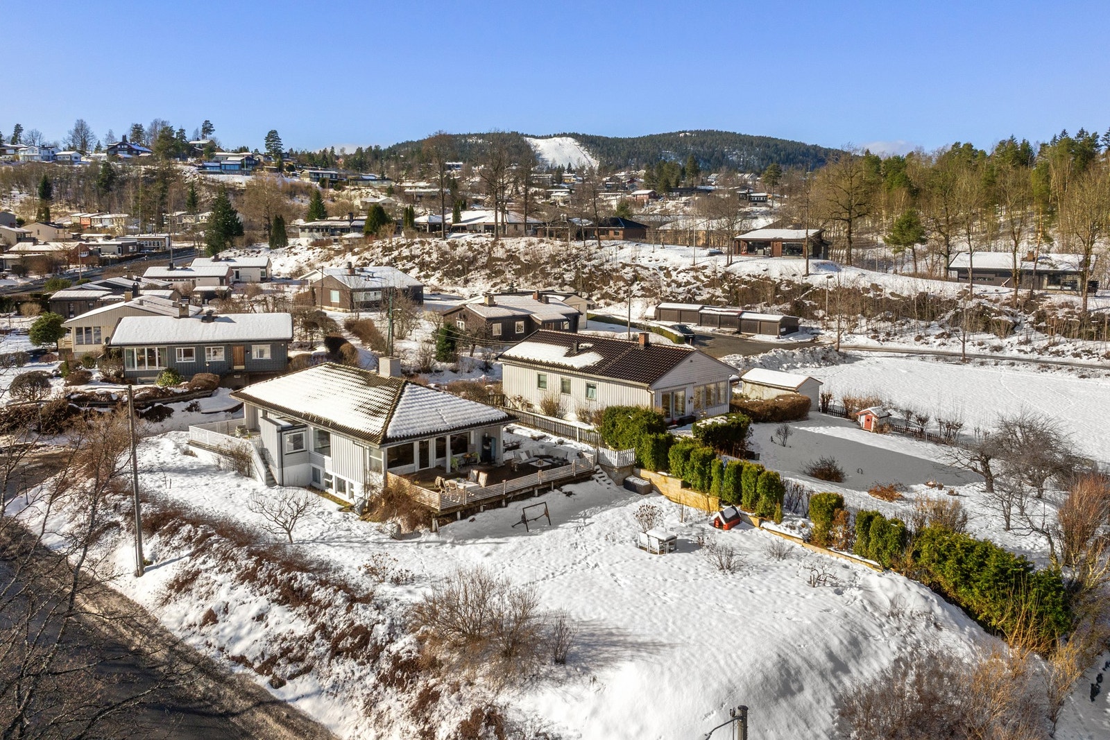Det er 20 minutters spasertur til Vollen som byr på bakeri, restauranter og mange koselige butikker. Galleribilde