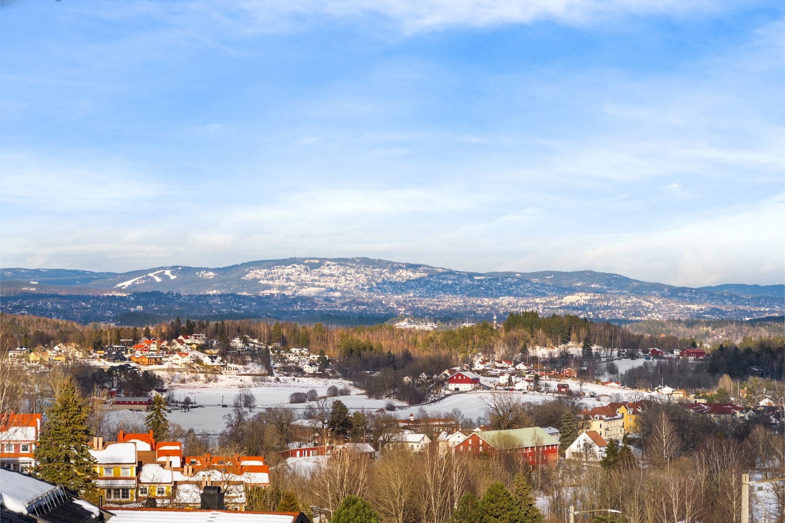 En liten spasertur unna kommer man til en populær badeplass og to båthavner. Galleribilde