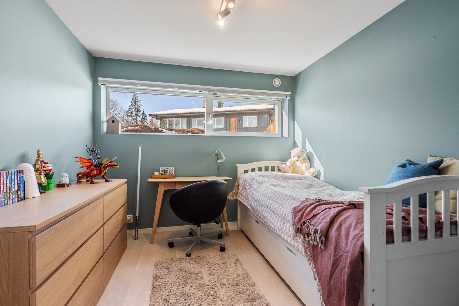 Soverom i underetasjen med god plass til både seng, skrivepult og oppbevaring. For ordens skyld bemerkes at dette rommet ikke er byggemeldt som soverom. Galleribilde