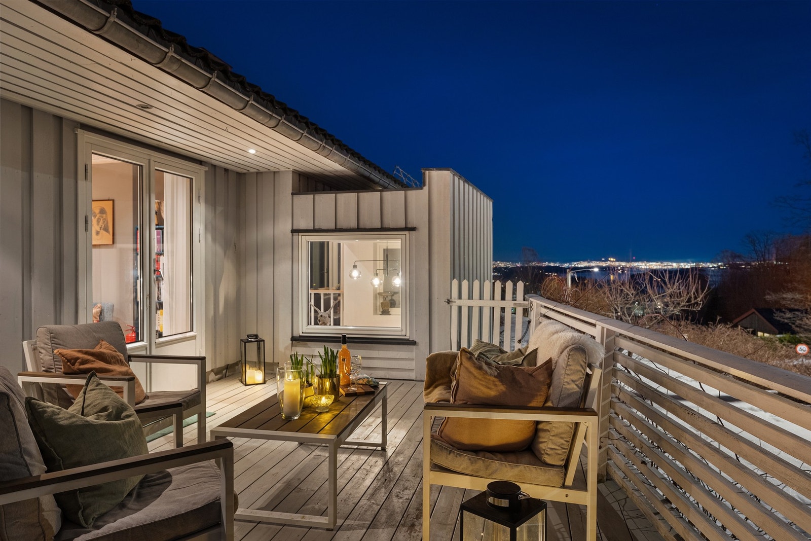 Skjermet og hyggelig sittegruppe som inviterer til rolige kaffestunder i solen. Galleribilde