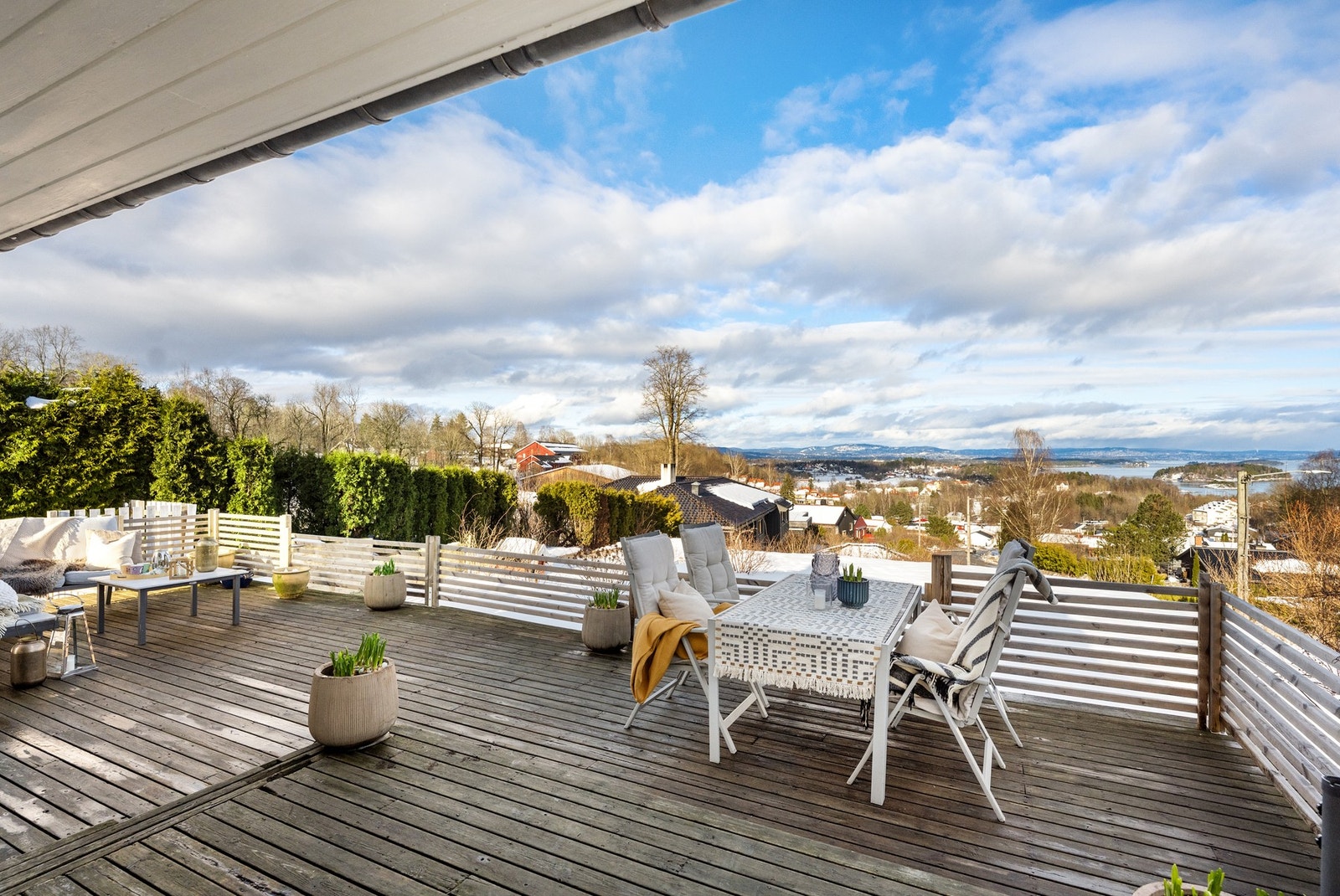 Stor og solrik terrasse med god plass til både spisegruppe og lounge - perfekt for lange sommerdager. Galleribilde