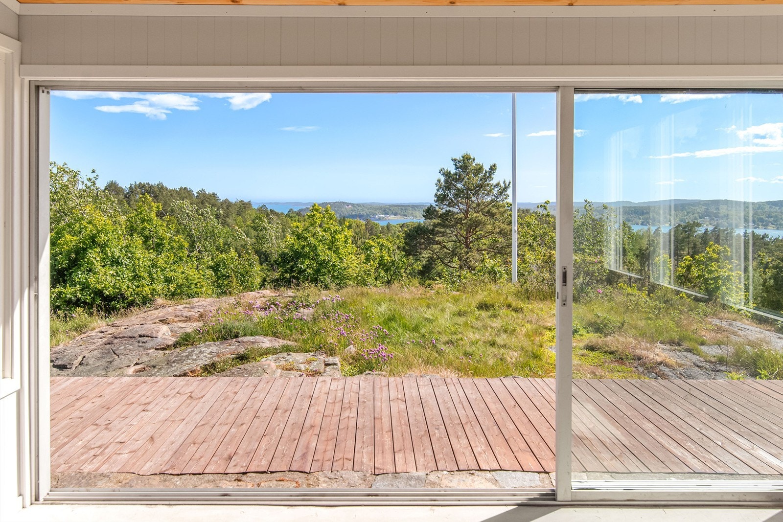 Store lysflater gir en god følelse og utsikt inne i hytta Galleribilde