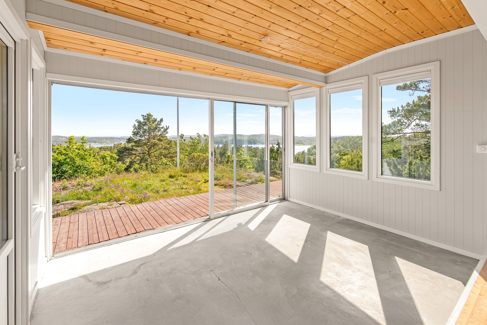 Adkomst til uteplass og hagen fra stuedelen Galleribilde