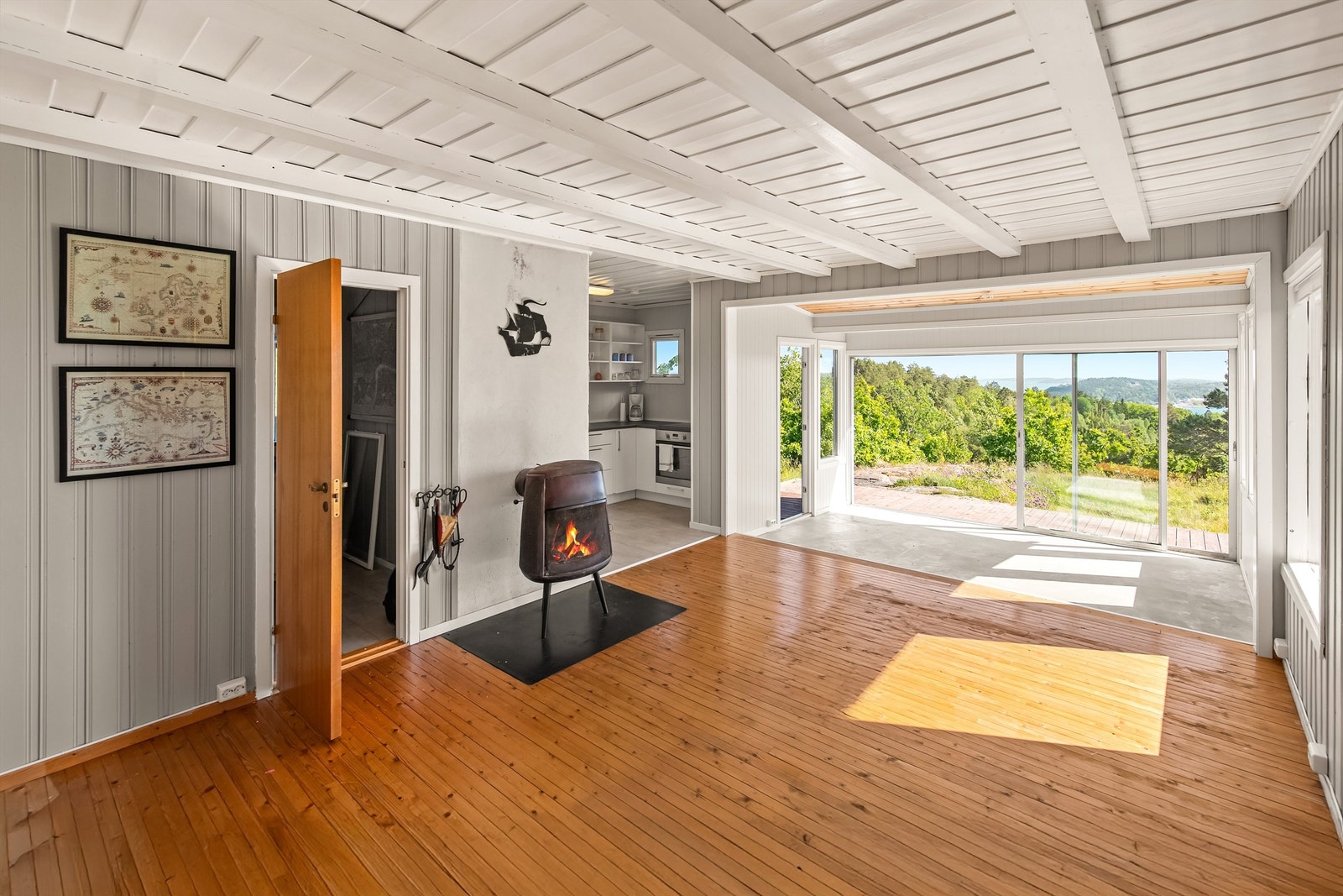 Stue med vedovn Galleribilde