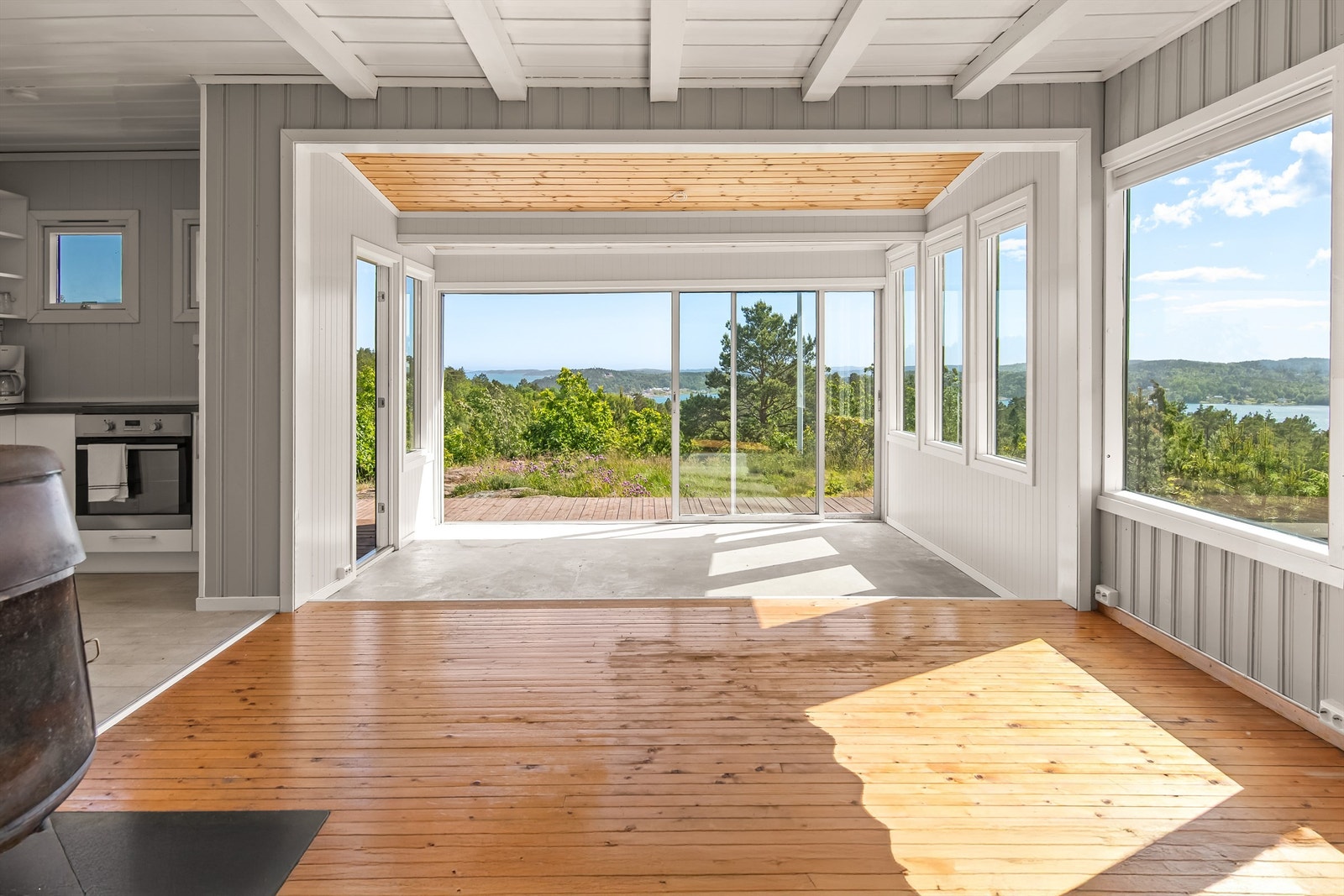 Lys stue og kjøkken i åpen løsning Galleribilde