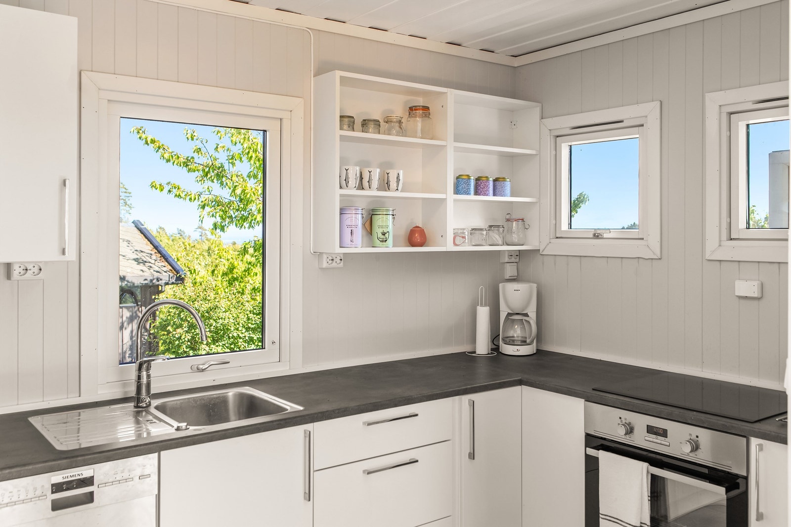 Kjøkken med oppvaskmaskin og komfyr + steketopp Galleribilde