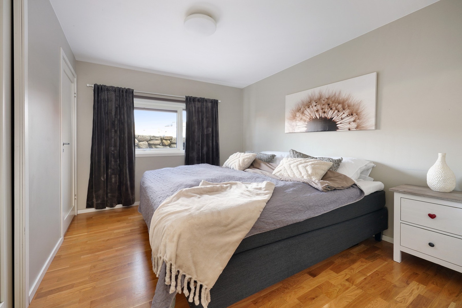 "Foreldredel" med eget bad og walk-in-closet Galleribilde