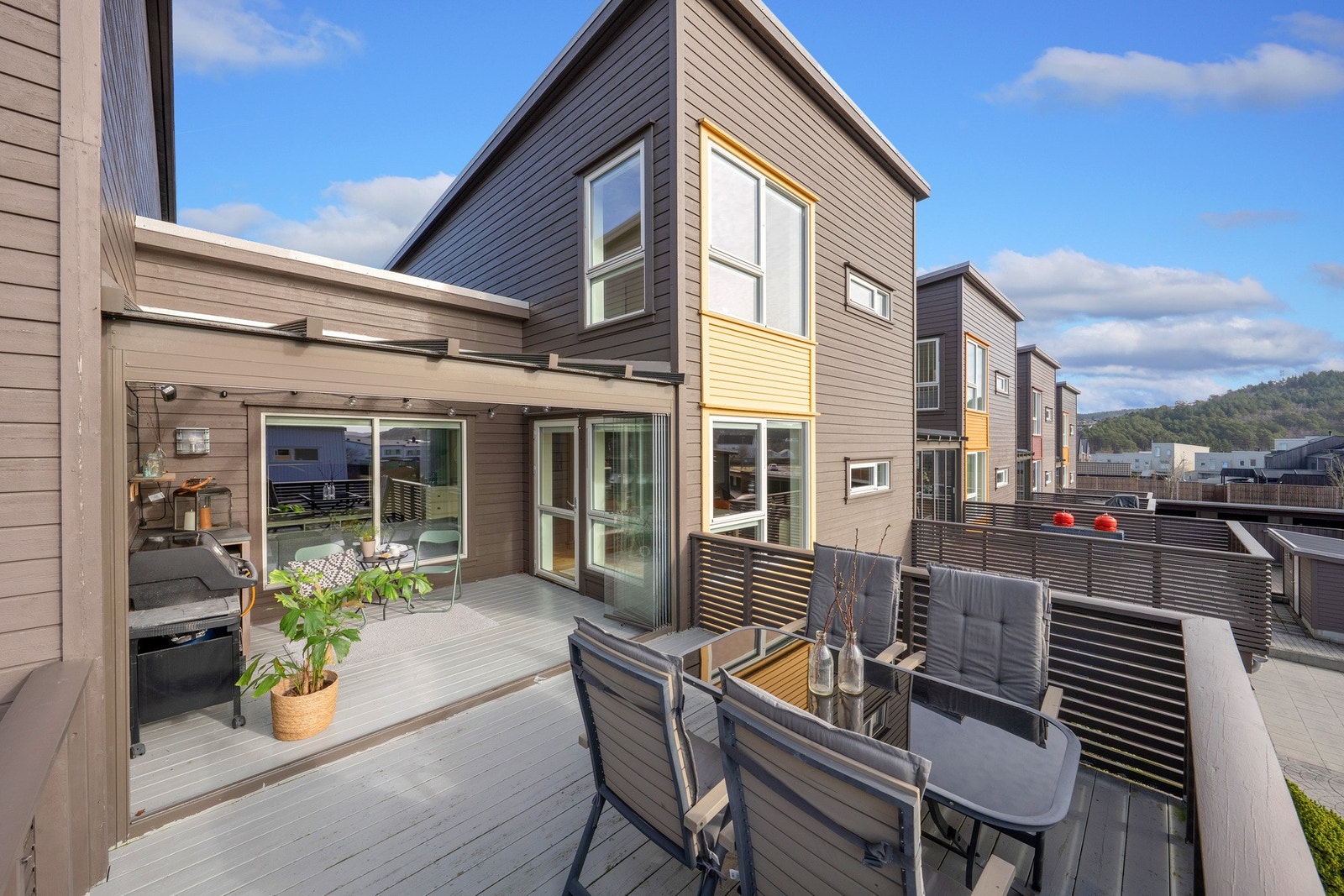 Praktiske skyvedører skiller innglasset fra resten av uteplassen Galleribilde