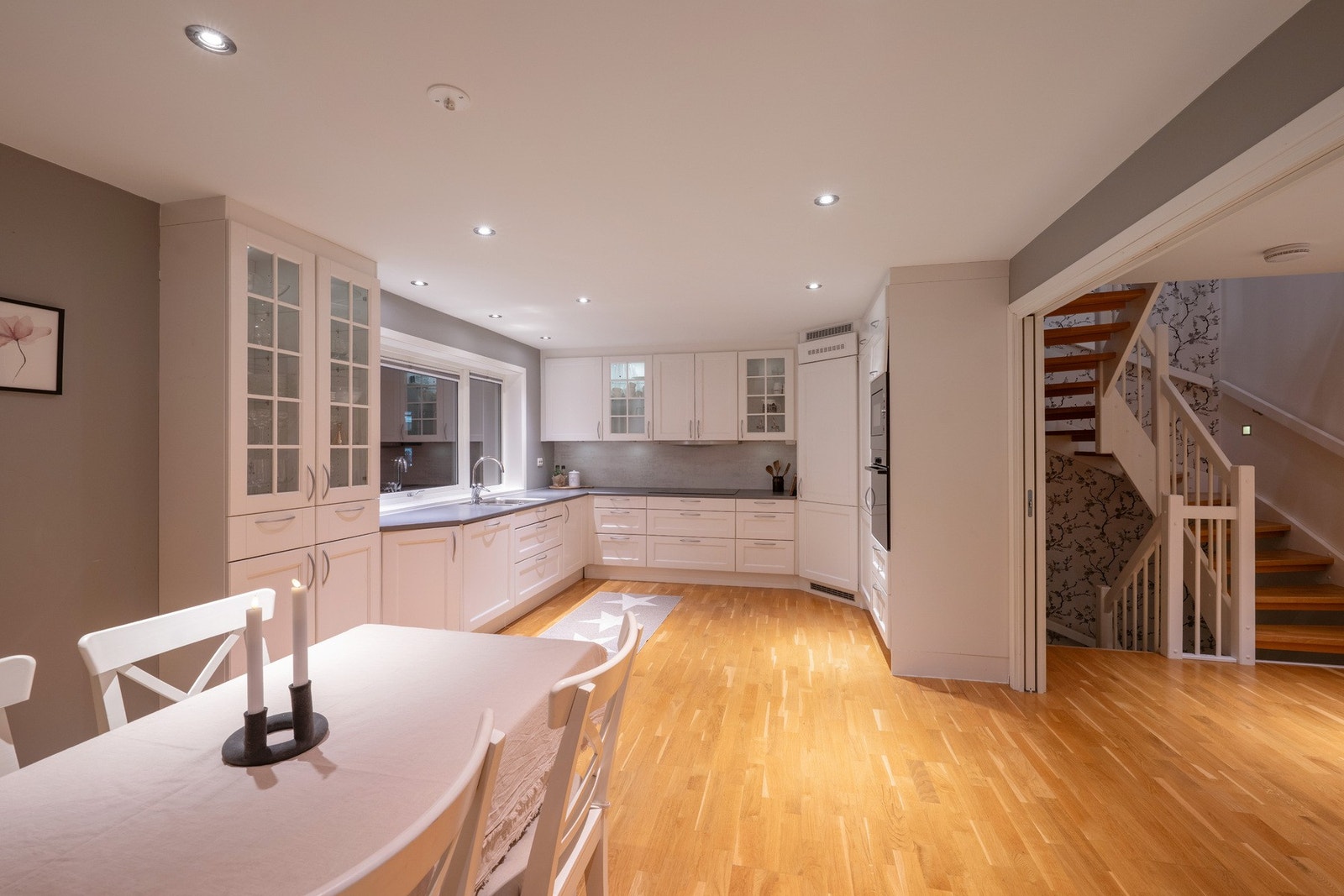 Meget pent kjøkken med integrerte hvitevarer som medfølger Galleribilde