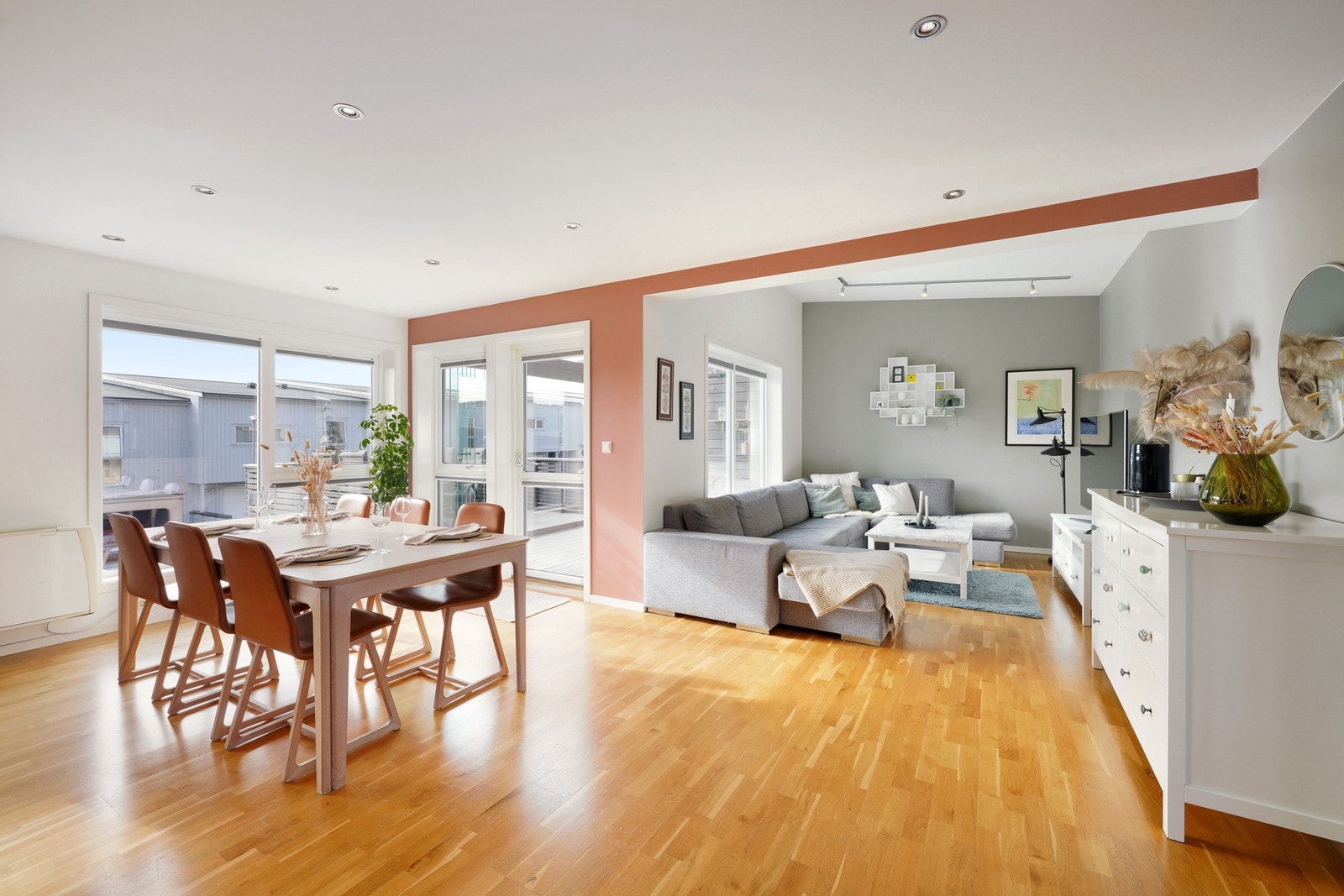 Det er god plass til både salong og spisestue Galleribilde