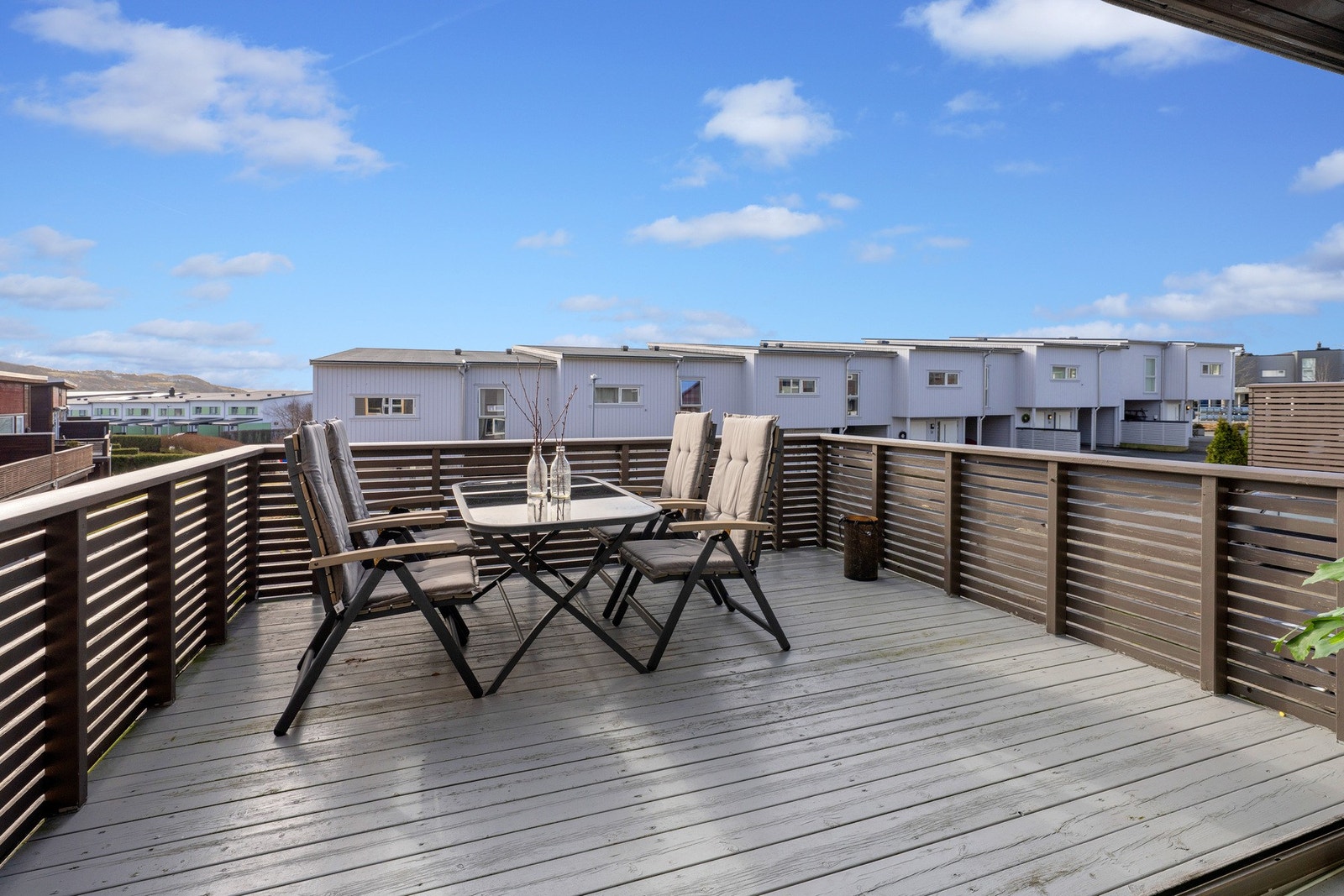 Fra stuen er det utgang til innglasset balkong med tilhørende uteplass Galleribilde