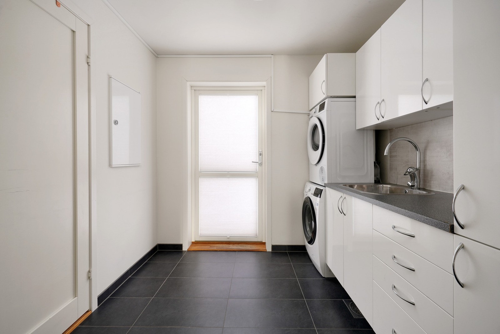 Stort og godt vaskerom med bi-inngang Galleribilde