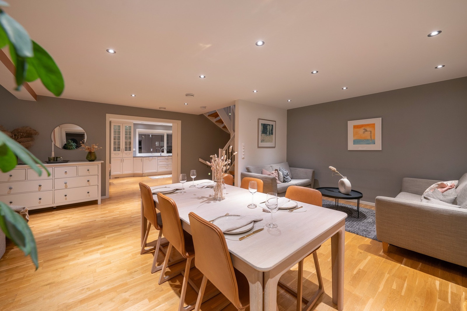 Skyvedører skiller kjøkken fra stue Galleribilde