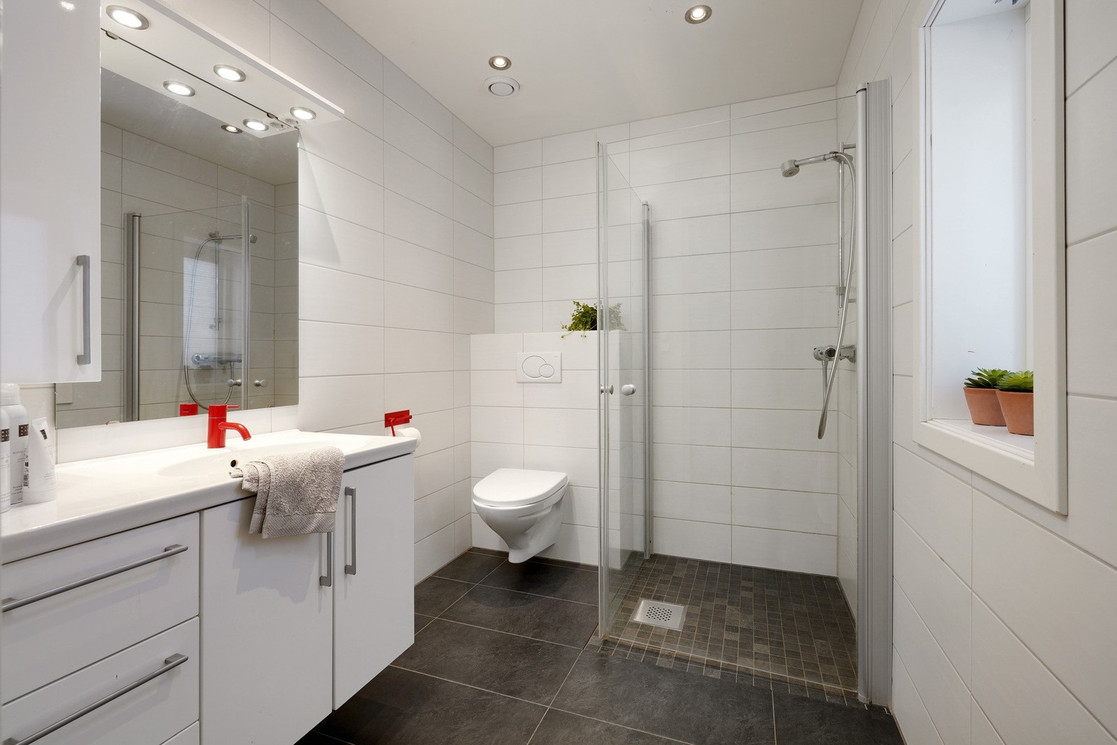 Pent helfliset bad i tilknytning til soverom Galleribilde