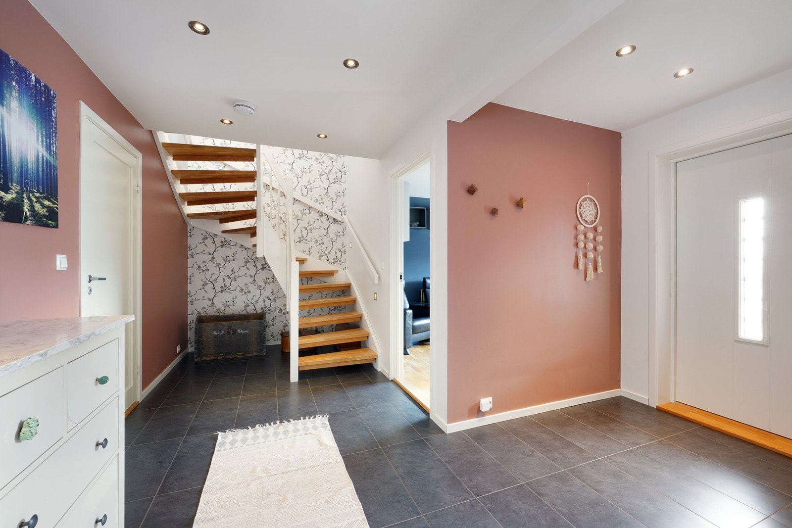 Romslig gang med fliser og vannbåren gulvvarme Galleribilde