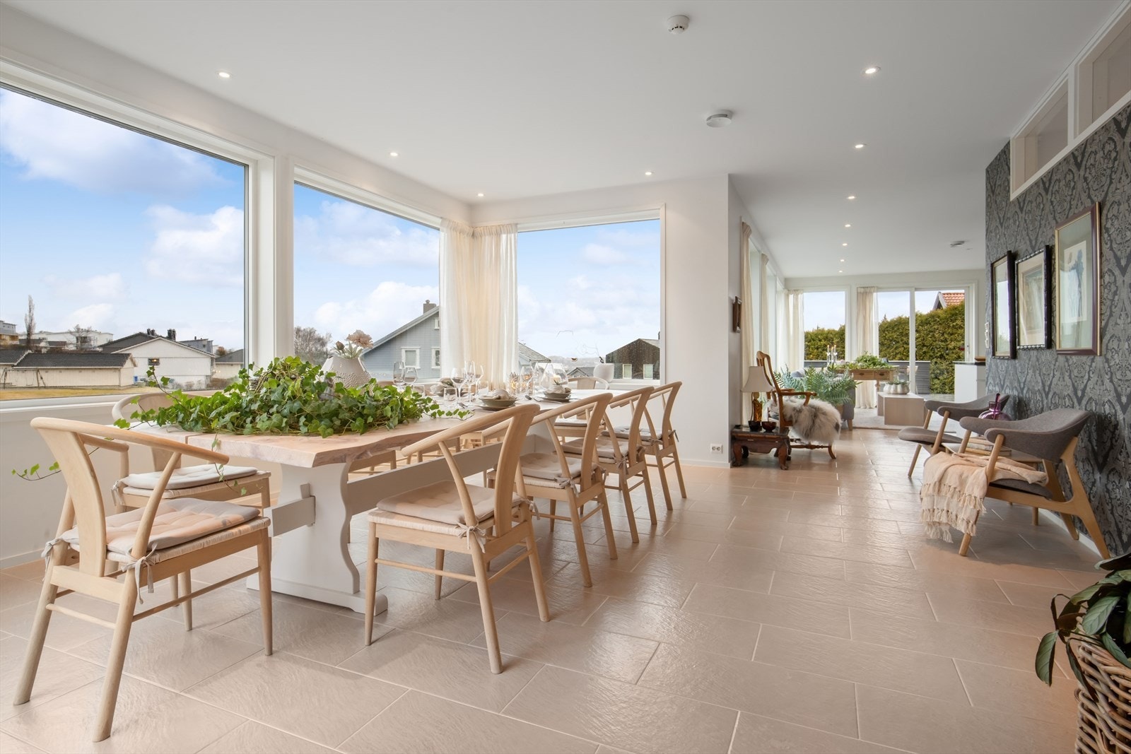 2. etg: Stor og romslig spisestue, som også kan brukes som TVstue Galleribilde