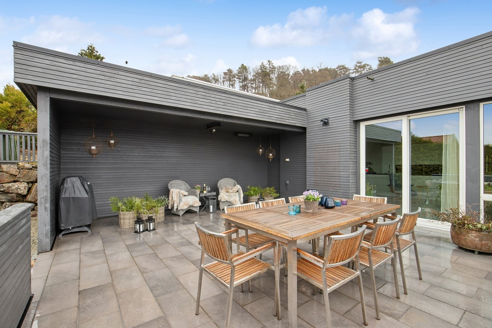 Stort, lettstelt og solrikt uteareal Galleribilde