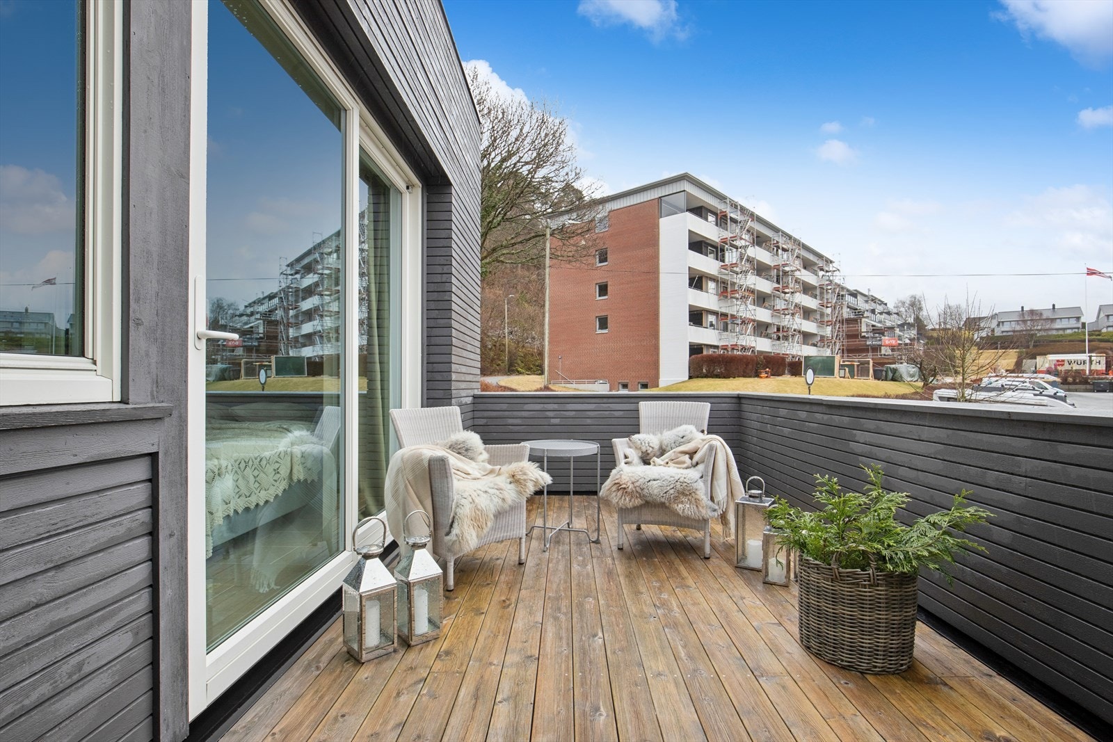 2. etg: Det er utgang til østvendt balkong fra hovedsoverom Galleribilde