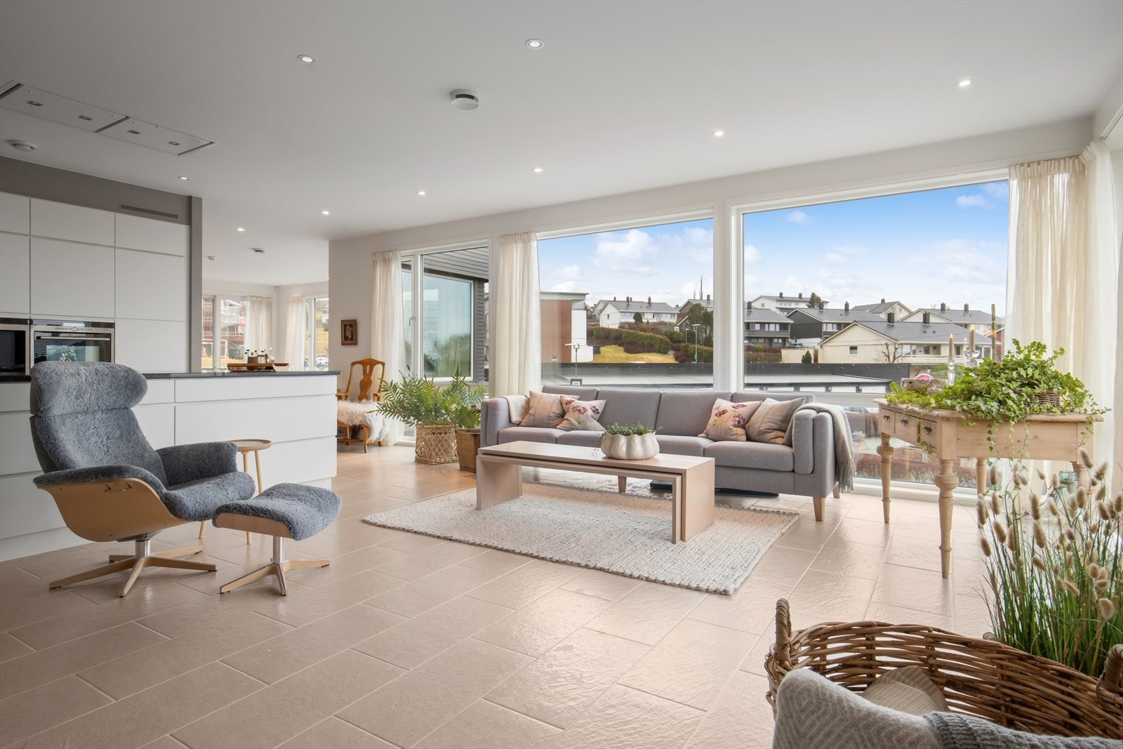 2. etg: Stue og kjøkkenarealet er åpent, lyst og sosialt med store vindusflater Galleribilde