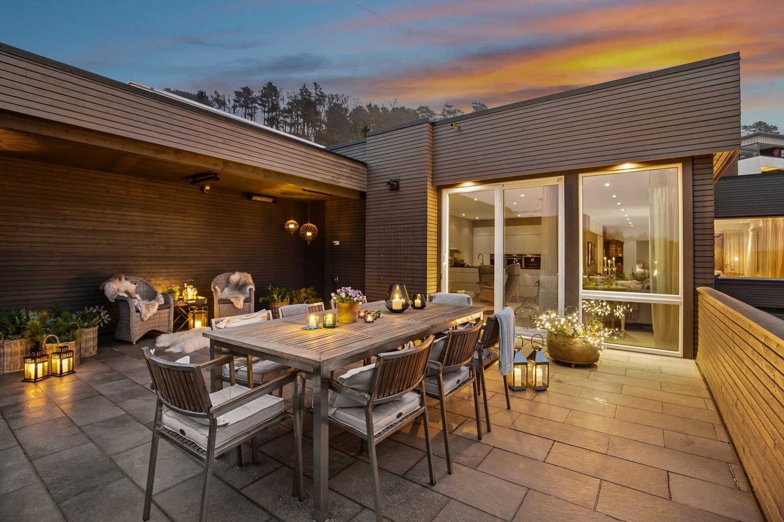 Stor og solrik terrasse med utgang fra stu/kjøkken
med sol til sent på kveld Galleribilde