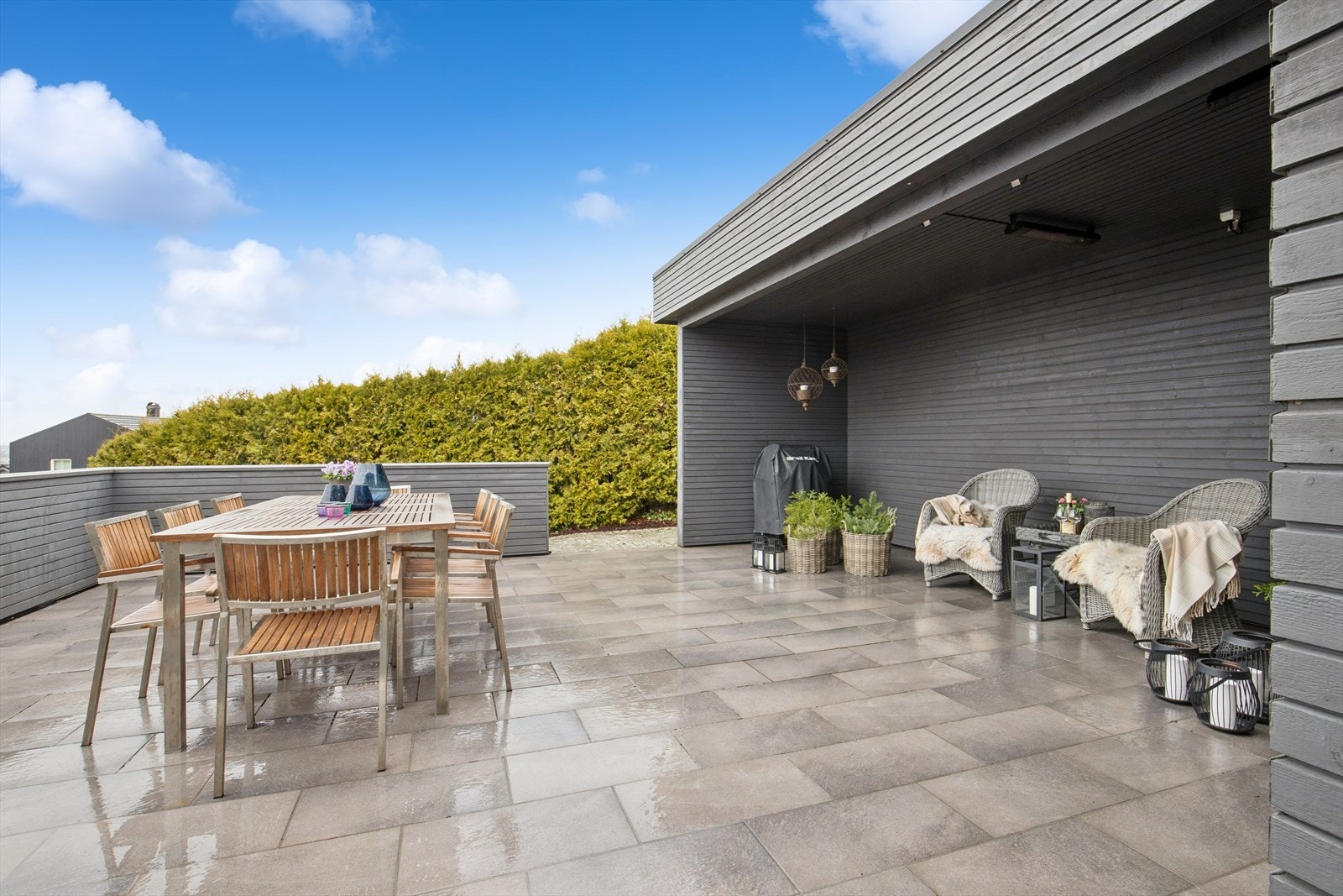 Delvis overbygget med sol hele dagen til sent på kvelden Galleribilde