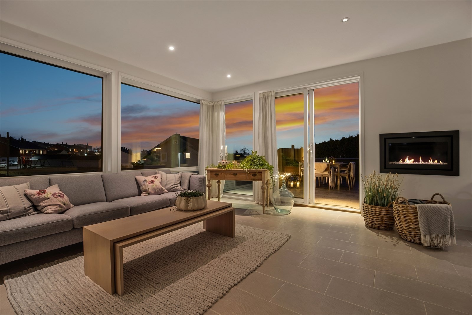 2. etg: Stemningsfull gasspeis i stuen Galleribilde