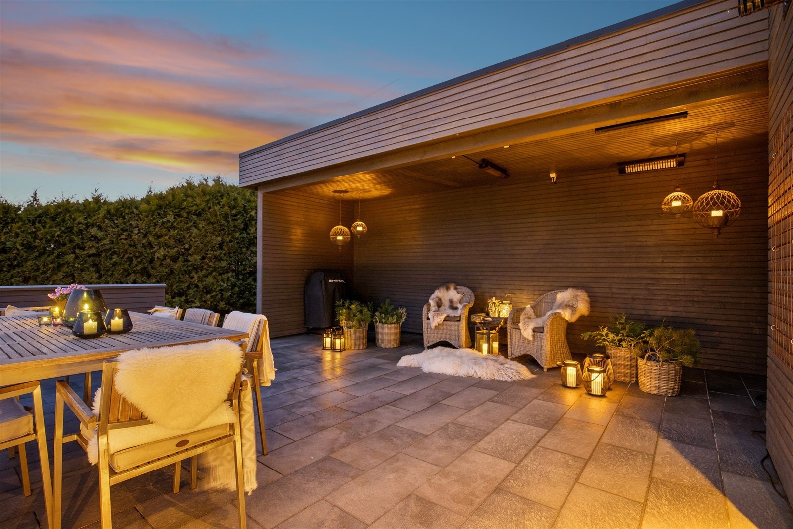 Terrassen er delvis overbygget og brukes store deler av året Galleribilde