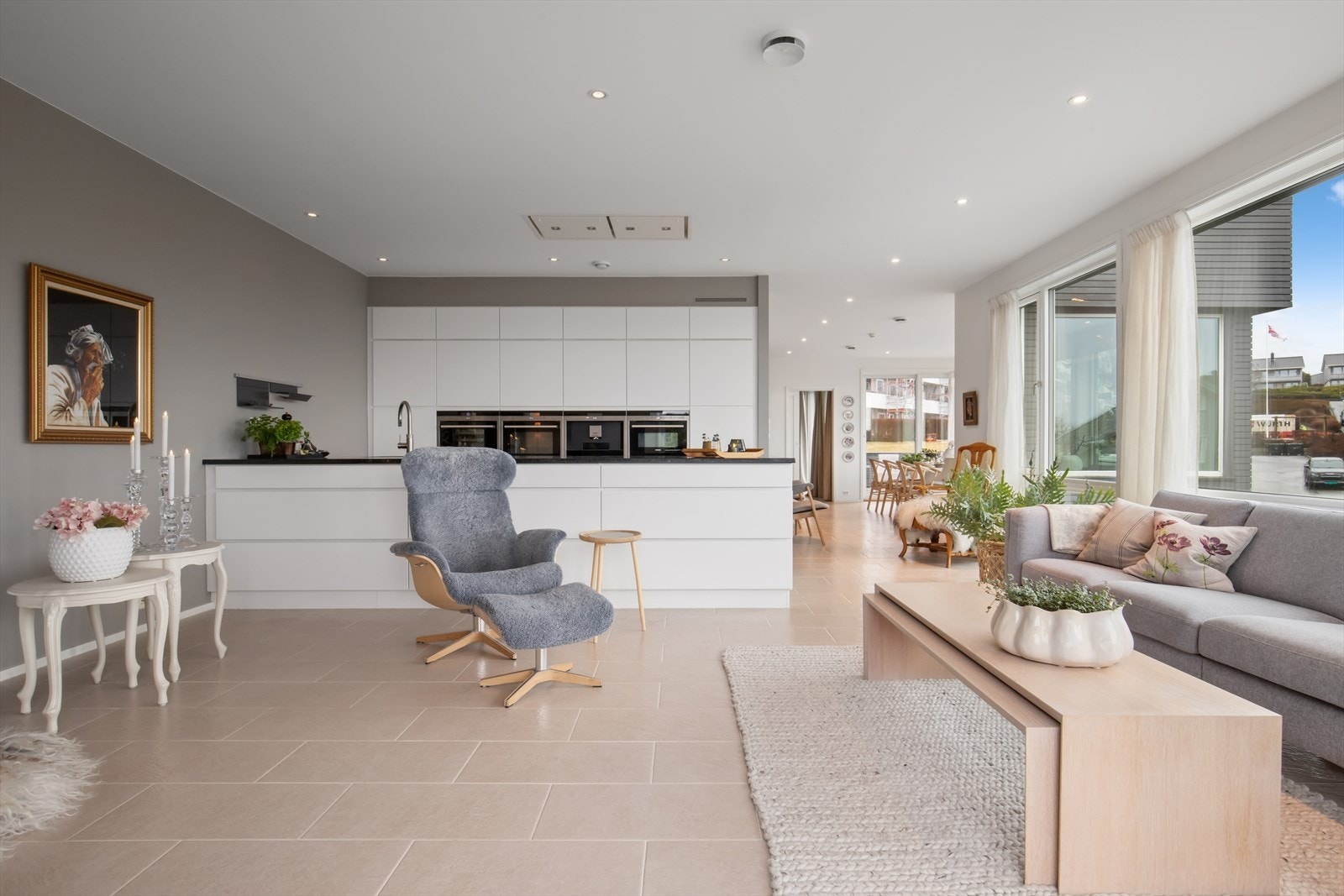 2. etg: Ekslusivt og sosialt kjøkken med mye benke- og skuffeplass Galleribilde