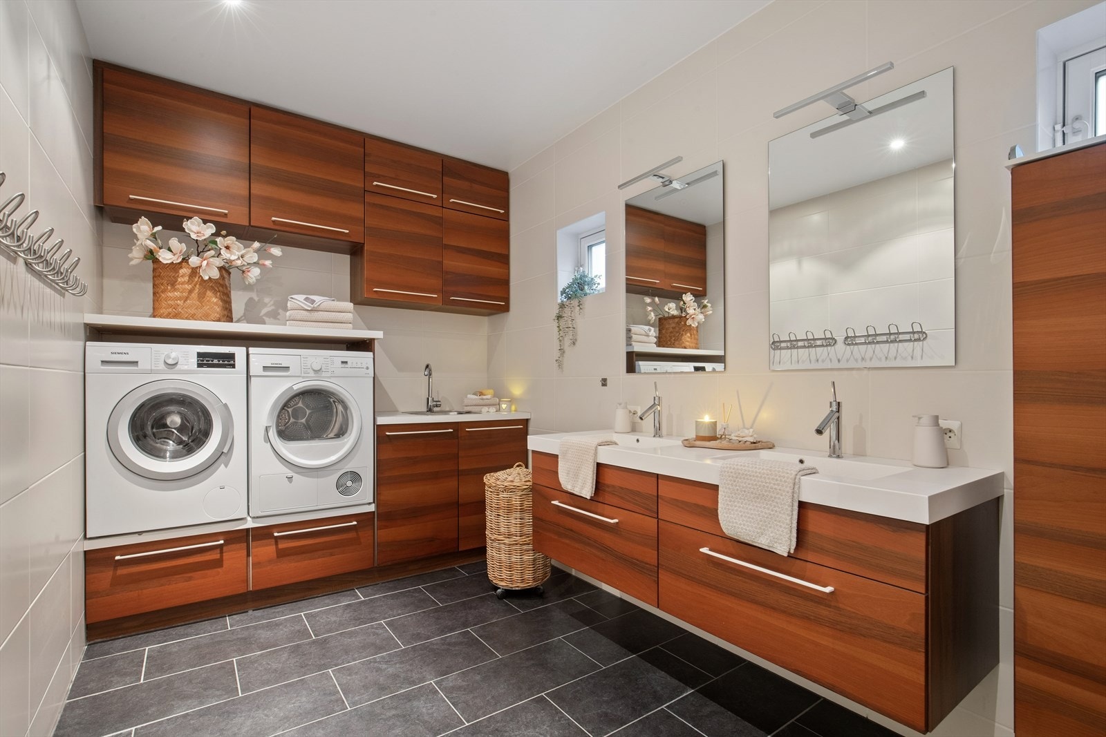 2. etg: Privat bad til hovedsoverom med vask/tørk, dobbel vask og romslig dusjsone Galleribilde