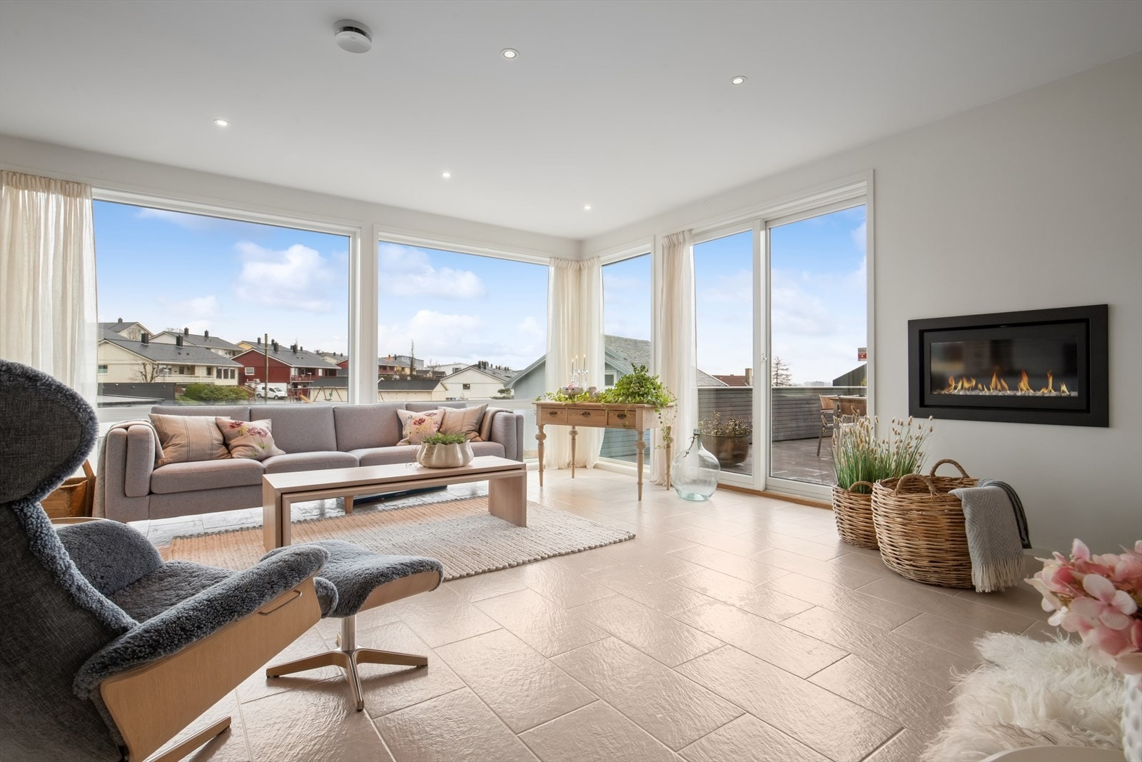 2. etg: Stuen har store vindusflater som slipper inn rikelig med lys Galleribilde