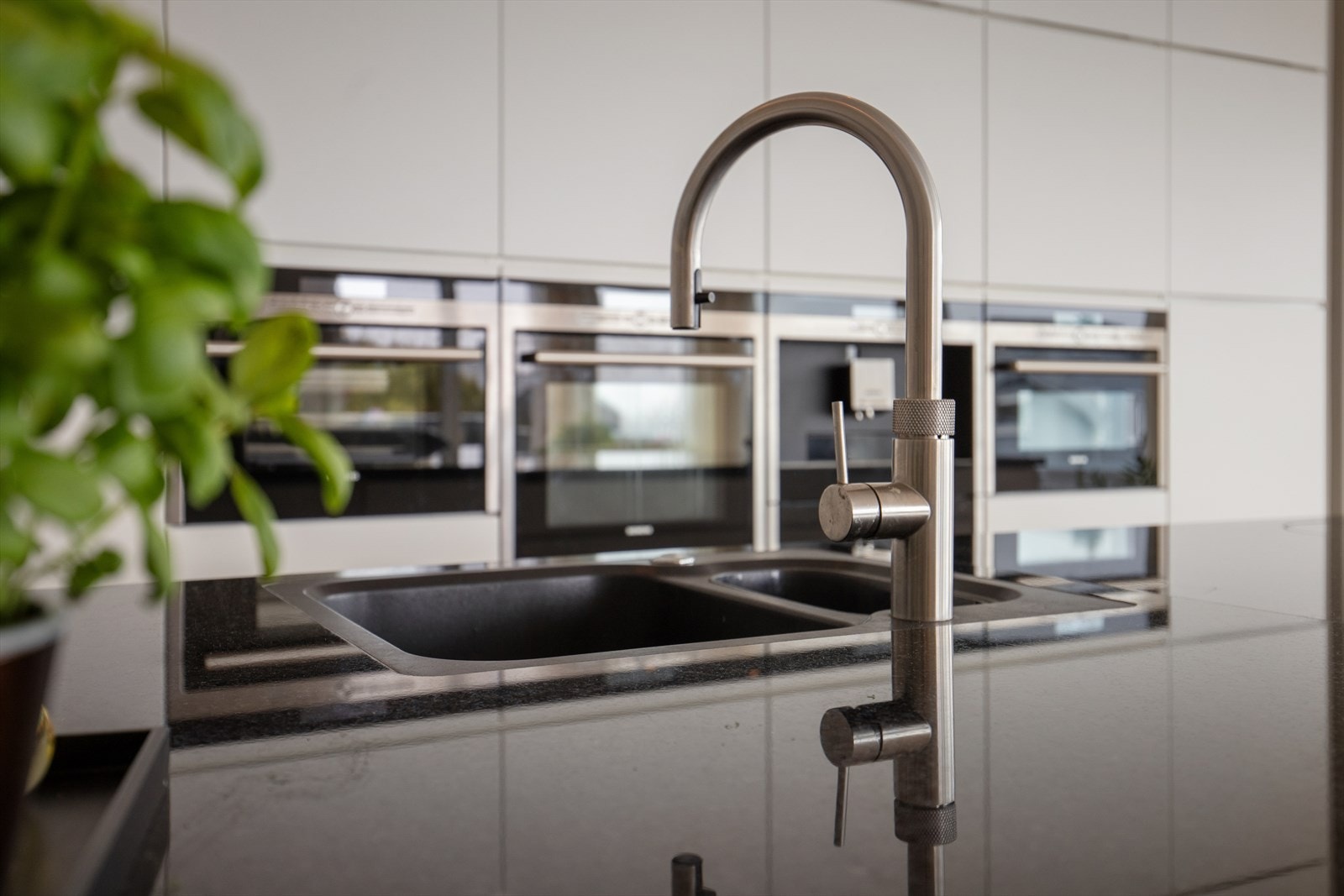 2. etg: Benkeplate i stein, samt vask med Quooker funksjon for kokende vann Galleribilde