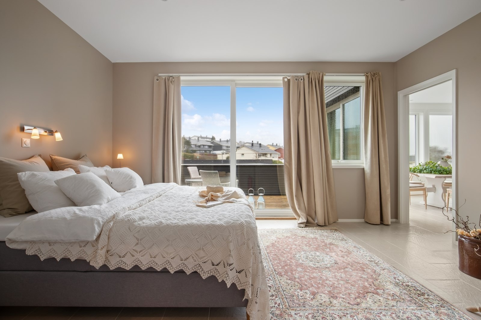 2. etg: "Foreldrefløy" med hovedsoverom og privat bad Galleribilde