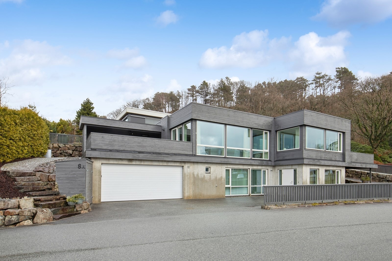 Boligen ligger i høyden på Austrått og er stor med godkjent utleieleilighet ( kr 14 000 pr mnd) Galleribilde