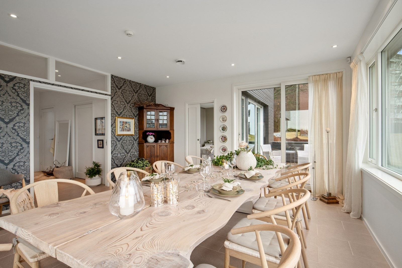 2. etg: Spisestuen har utgang til østvendt balkong Galleribilde