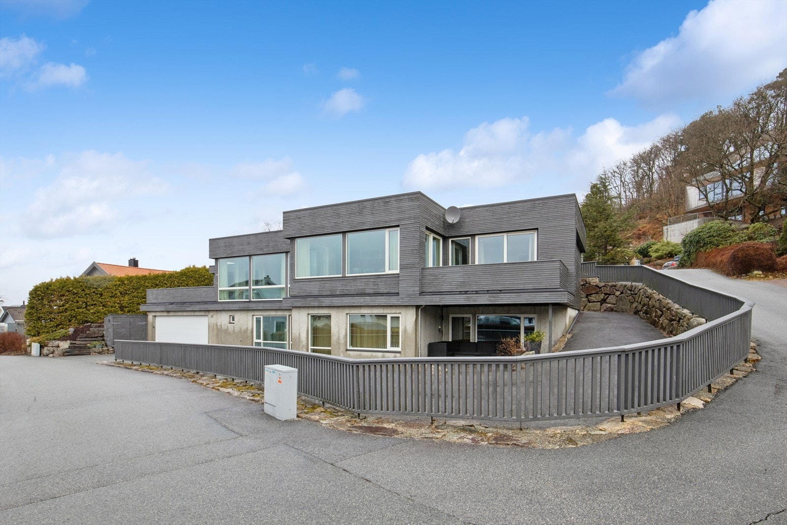 Eiendommen har dobbel garasje - stort gårdsrom og opparbeidet til lite vedlikehold Galleribilde