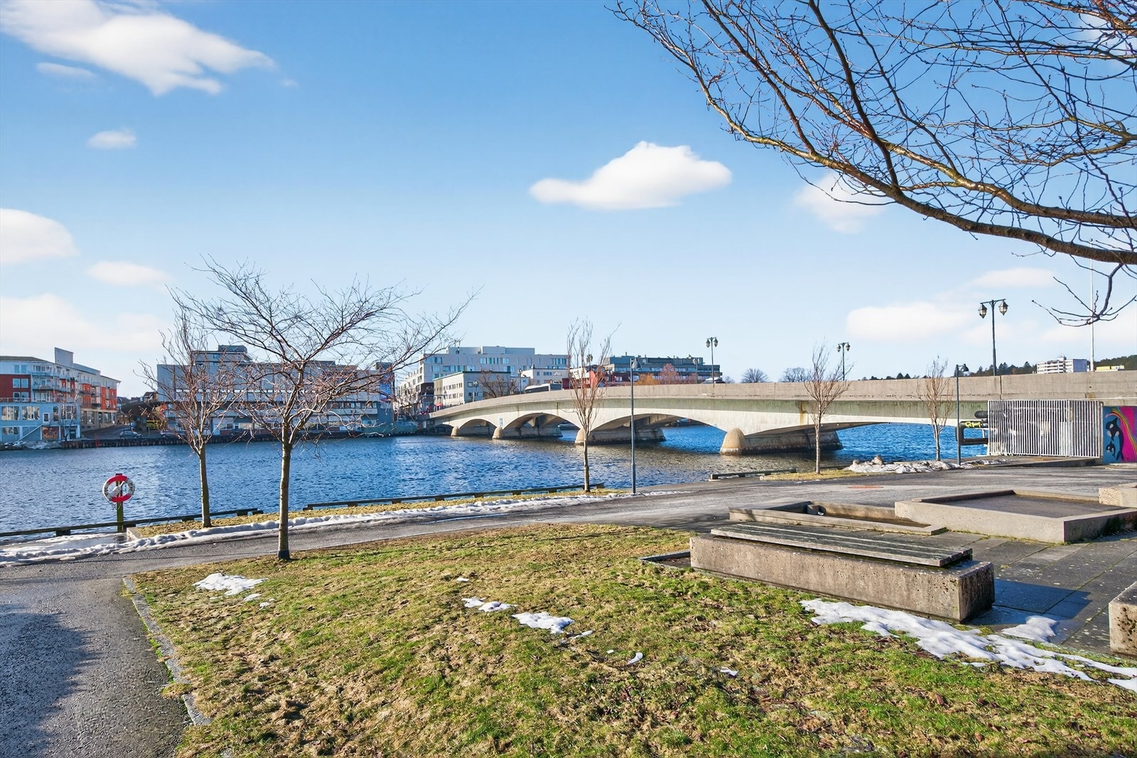 Rett utenfor blokken ligger en vakker promenade langs Otra - perfekt for å nyte både soloppgang og solnedgang Galleribilde