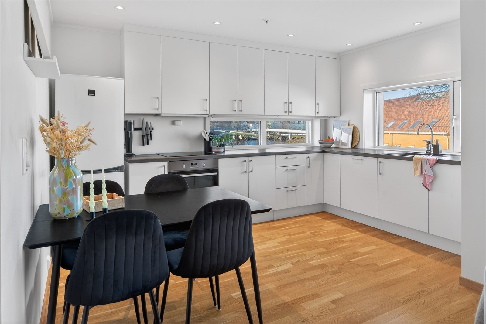 Flott lyst kjøkken hvor det er rikelig med benk og skapplass Galleribilde