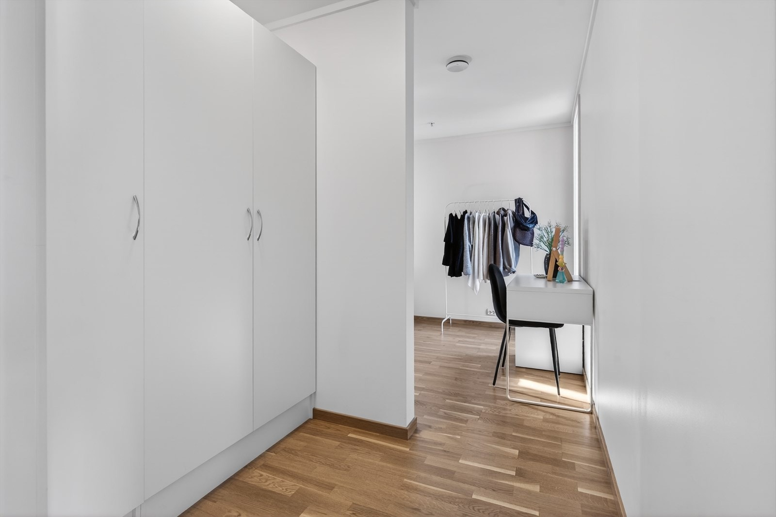 Ved inngang til soverom 2 er det praktisk garderobeløsning for oppbevaring Galleribilde