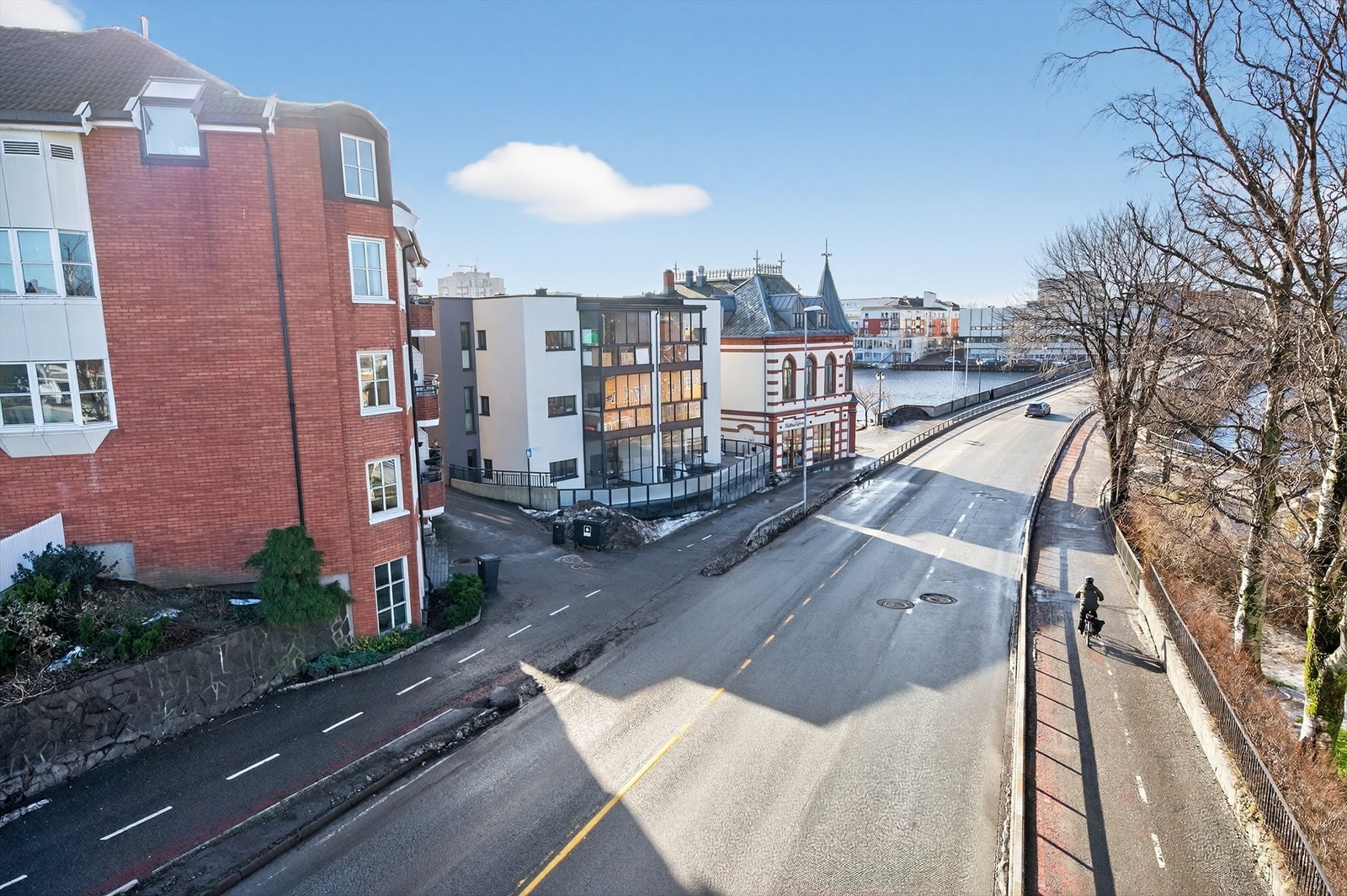 Området har gode kollektivforbindelser med busstopp i gangavstand, samt gode gang- og sykkelforbindelser til sentrum og omkringliggende områder Galleribilde