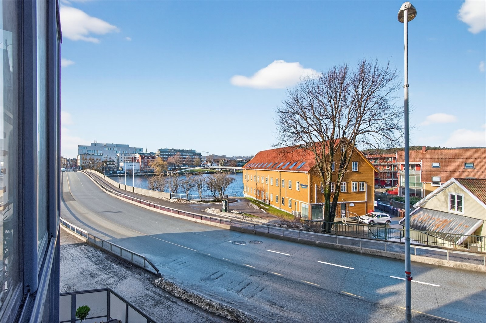 Området har en sentral beliggenhet med kort avstand til Kristiansand sentrum og et bredt utvalg av butikker, serveringssteder, kultur- og servicetilbud. Galleribilde
