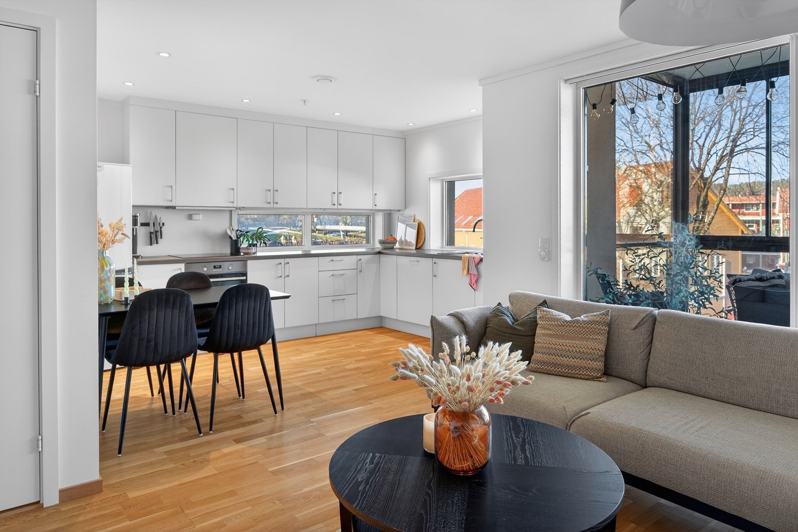 Videre er det åpen løsning mellom stue og kjøkken Galleribilde