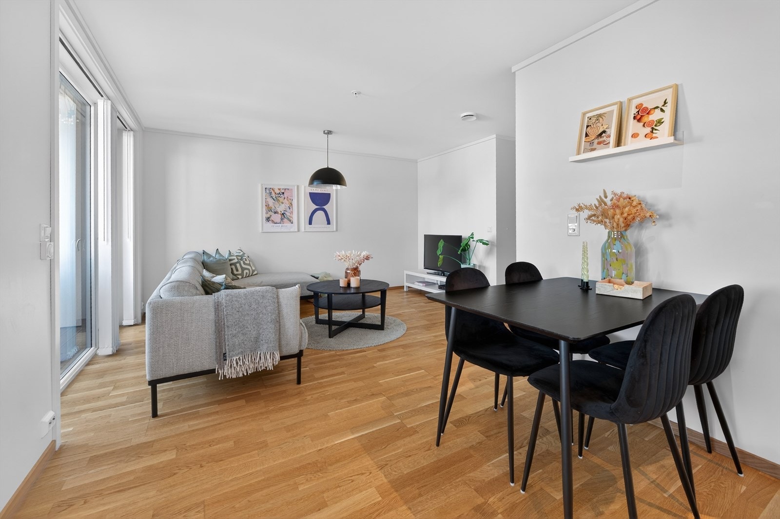 Videre er det utgang herfra til innglasset balkong Galleribilde