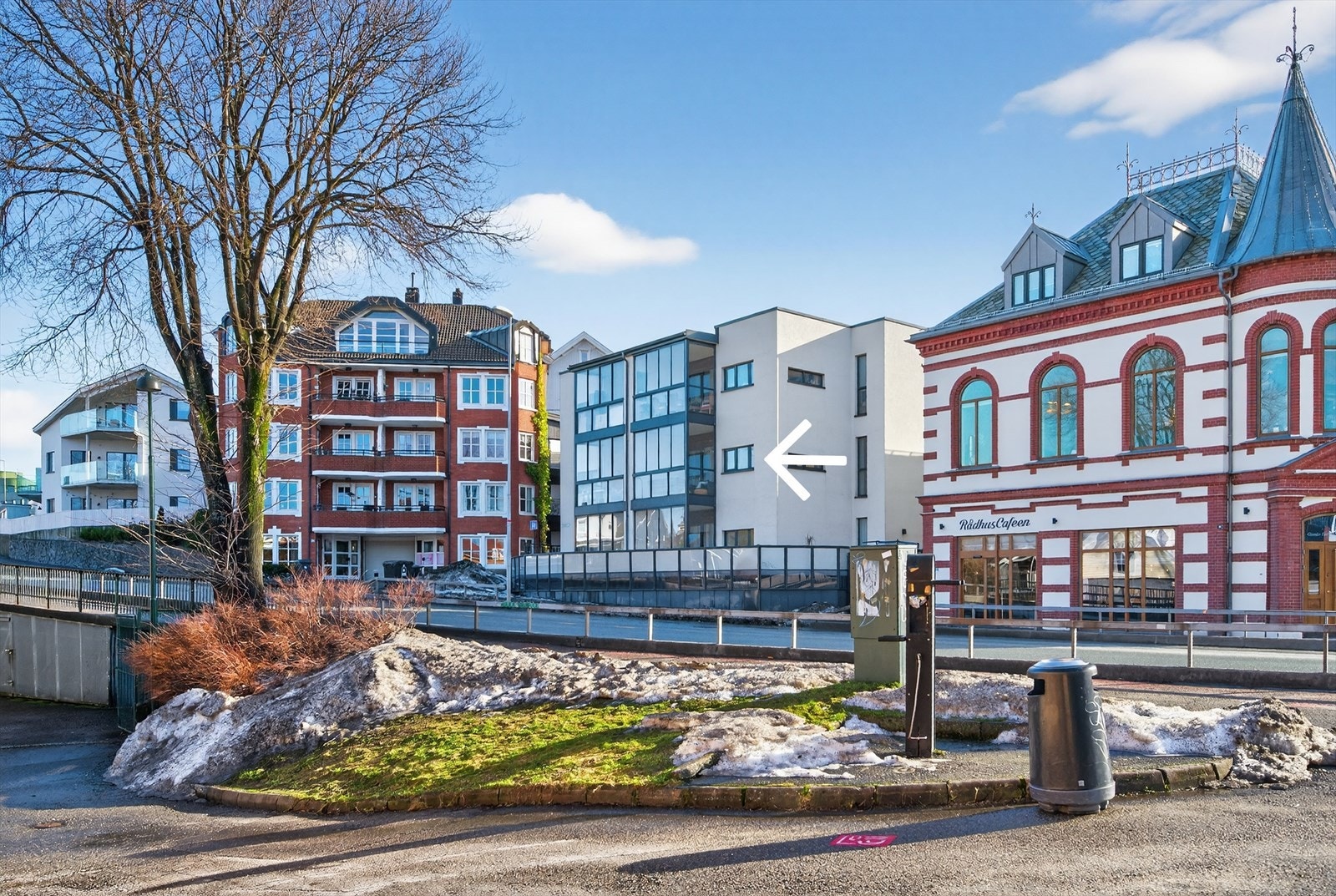 Leiligheten er beliggende i byggets 2 etasje -Som nærmeste nabo finner du Rådhuscaféen, et populært og hyggelig serveringssted som bidrar til et levende og trivelig nærmiljø Galleribilde