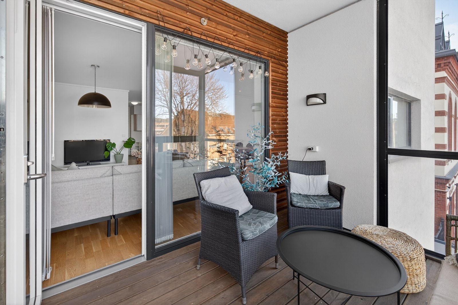 Leiligheten har en flott innglasset balkong med plass til sittegruppe Galleribilde