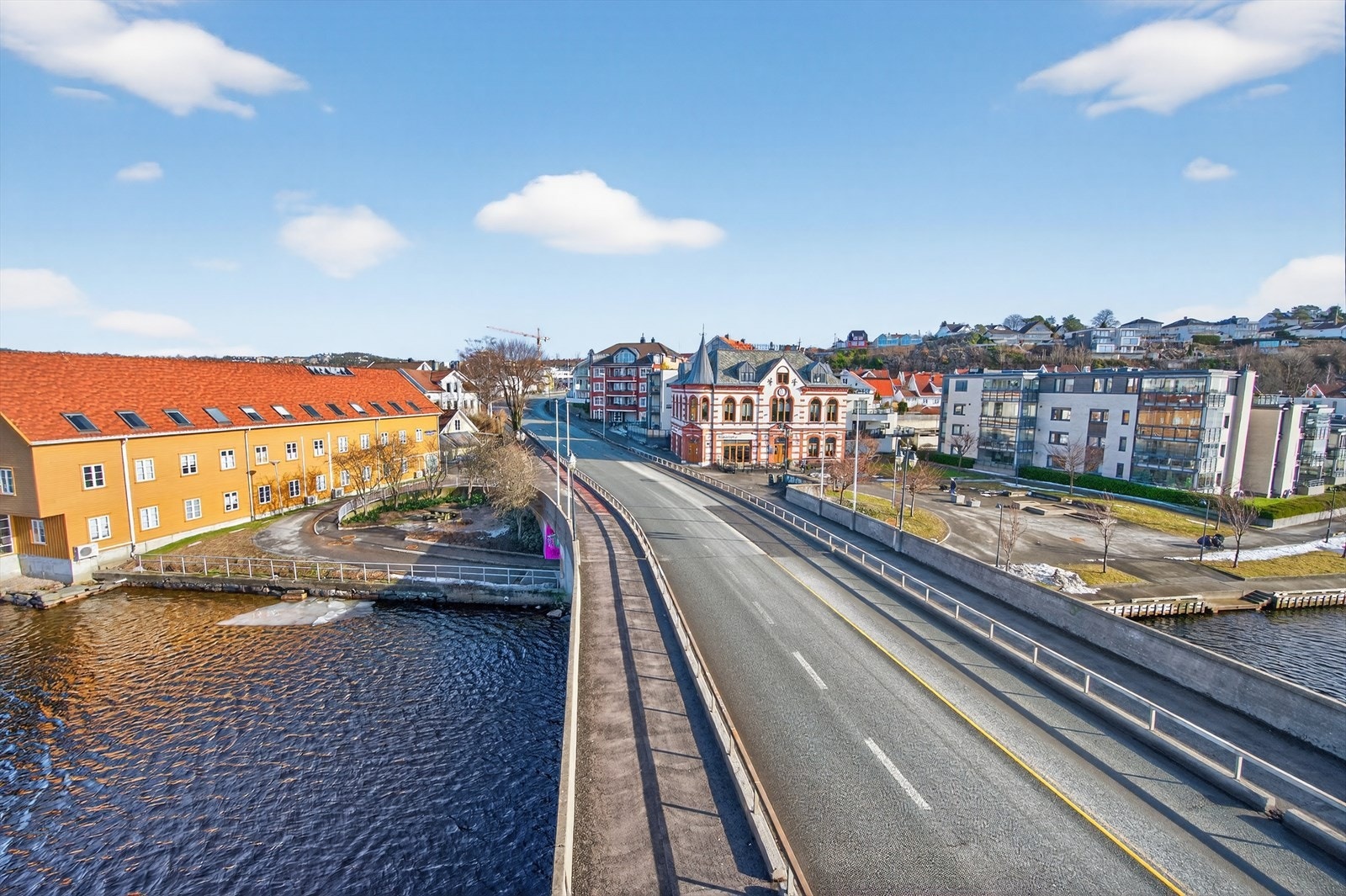 Herfra er det kort avstand til Universitetet i Agder (UiA), Kristiansand sentrum og flotte rekreasjonsområder som Otra-promenaden, Bystranda og Odderøya for å nevne noe. Galleribilde