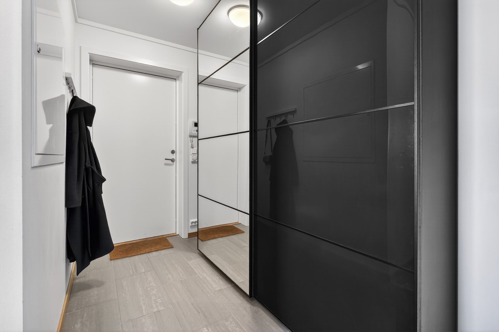 Leiligheten har adkomst via heis og felles oppgang til en praktisk entré med plass til oppbevaring av yttertøy og sko. Galleribilde