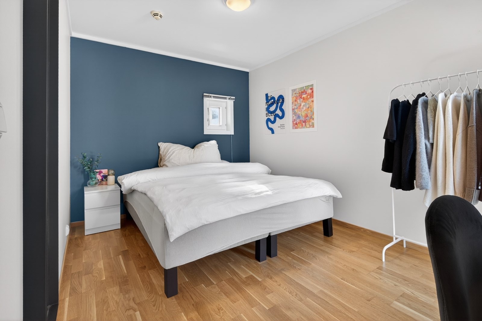 I Soverom 2 er det god plass til dobbeltseng og tilhørende møblement Galleribilde