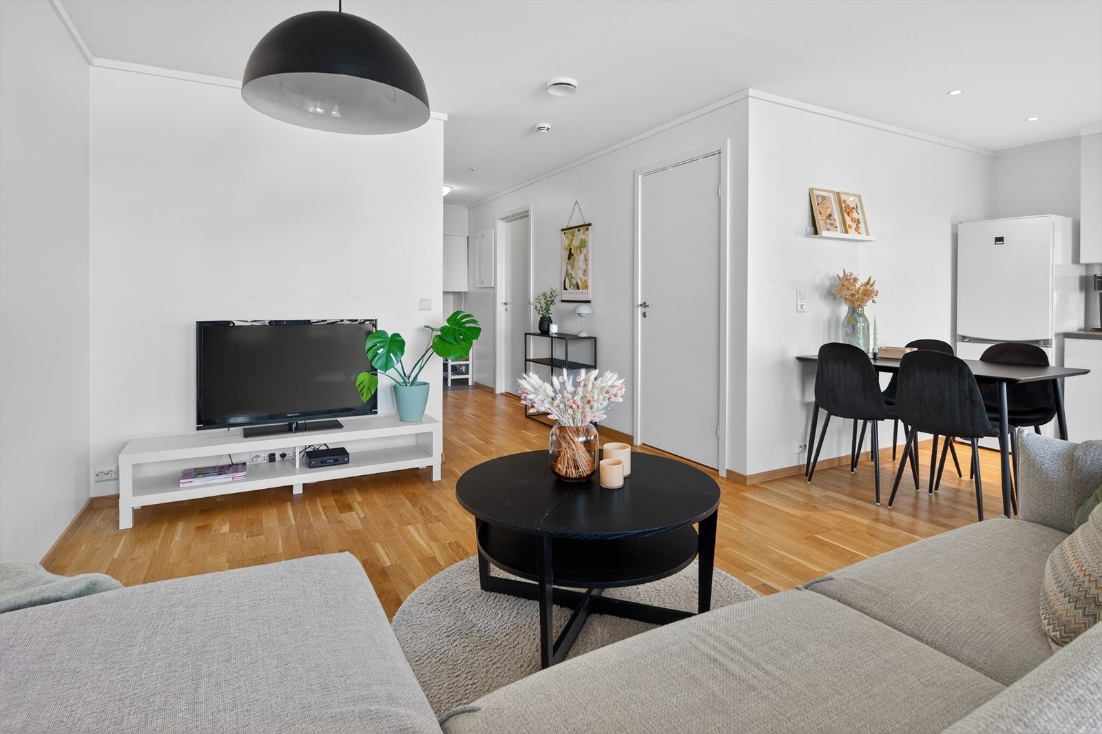 Det er god plass til sofa, stuebord og annet tilhørende møblement Galleribilde