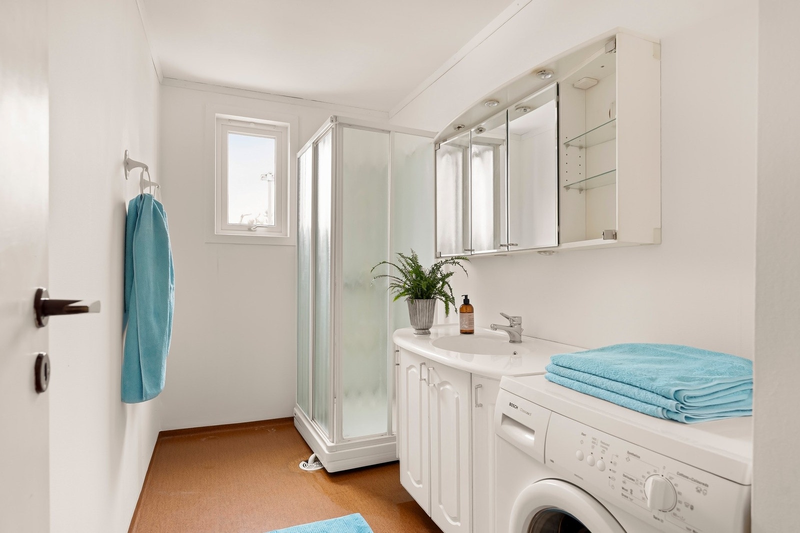 Leiligheten har et praktisk bad med opplegg for vaskemaskin. Galleribilde