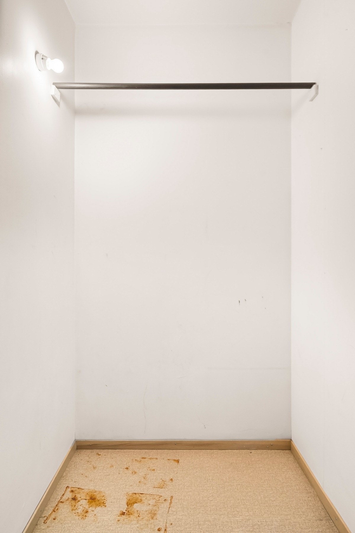 Det ene soverommet har også adkomst til en innvendig bod som byr på godt med ekstra lagringsplass. Galleribilde